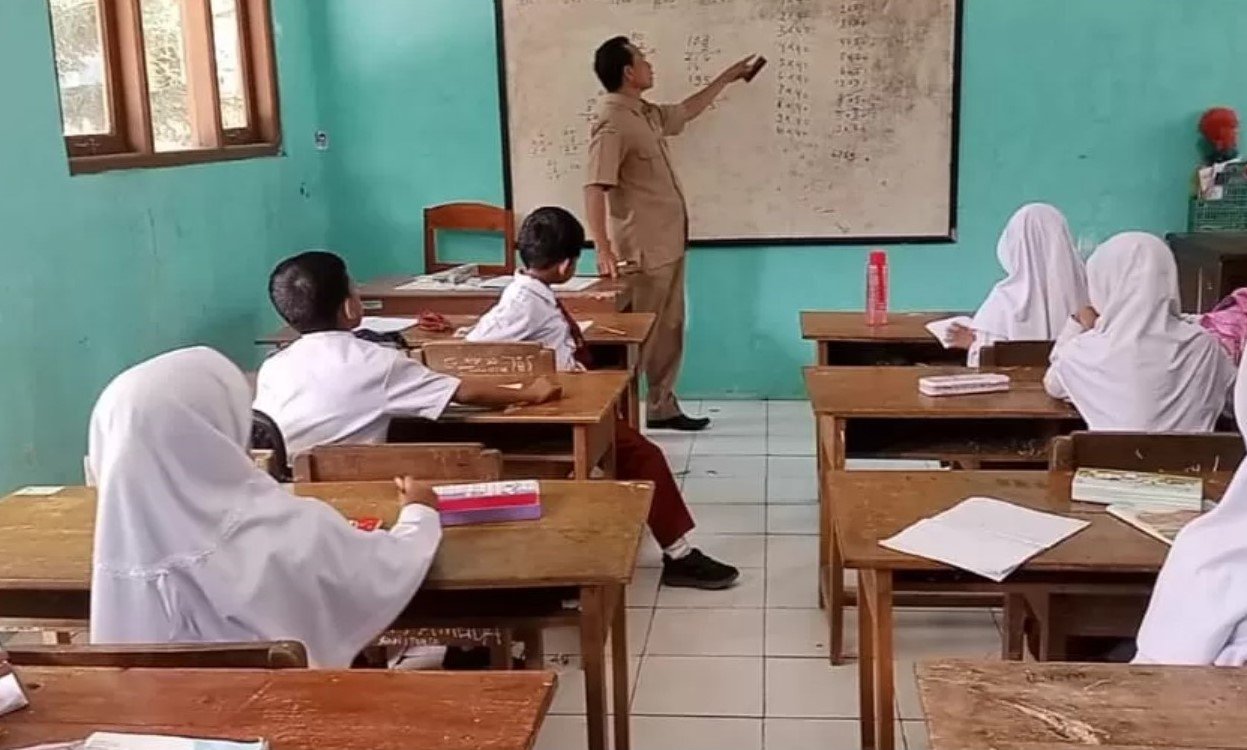 Guru ASN Mengajar di Sekolah Swasta, Honorer Terancam Tersingkir?