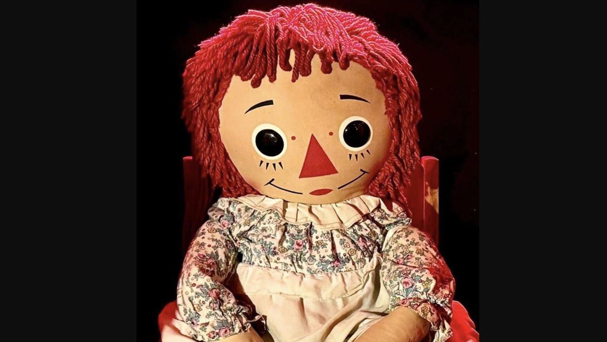 Apakah Boneka Annabelle Itu Terkutuk? Ini Penjelasan di Balik Kisah Horornya