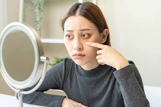 Sering Mata Terasa Berat dan Perih? Ini Penyebab yang Jarang Orang Sadari!