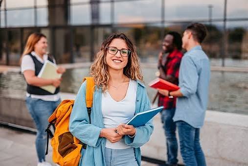 Di Balik Senyum Anak Kampus: Tugas, Deadline, dan Air Mata yang Tak Terlihat