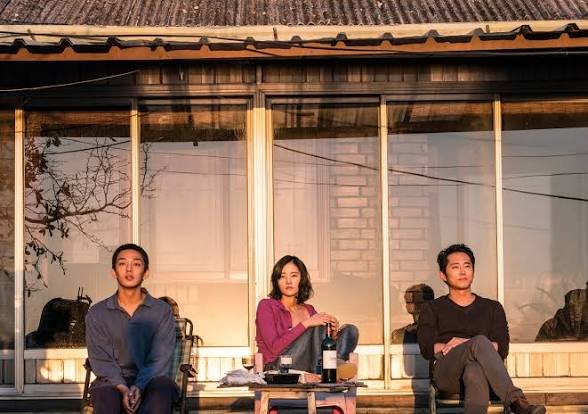 Apakah Kita Benar-Benar Menjalani, atau Sekadar Menyaksikan? Realita dan Dunia Maya