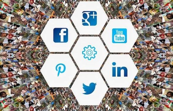 Dua Dunia Informasi: Ketika Media Massa disandingkan dengan Media Sosial