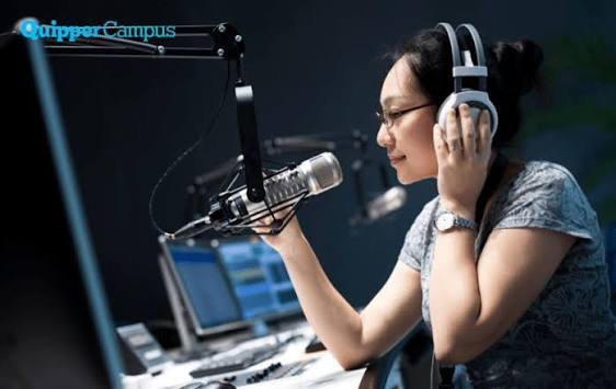 Suara yang Tak Tergantikan: Eksistensi Penyiar Radio di Tengah Dominasi Spotify