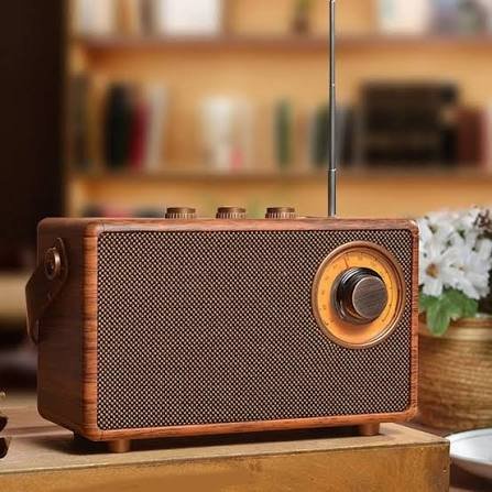 Suara Tetap Tenang di Balik Mikrofon: Cara Mengatasi Grogi dan Tampil Percaya Diri Saat Siaran Radio