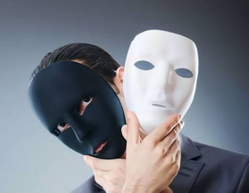 Topeng yang Lepas di Rumah Sendiri: Kebiasaan Aneh yang Kita Semua Lakukan