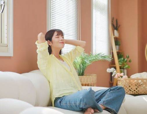 Kembali ke Diri Sendiri: Cara Grounding yang Relevan untuk Generasi Milenial di Tengah Hidup yang Riuh