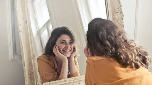 Berani Berkaca: Mengapa Kejujuran pada Diri Sendiri Jadi Kunci Hidup yang Lebih Tenang