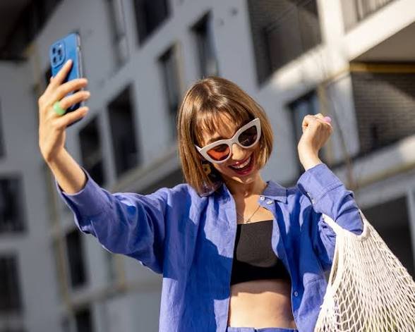 Antara Cukup dan Tak Pernah Puas: Membaca Ulang Gaya Hidup Minimalis vs Konsumtif