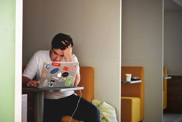 Dari Scroll ke Ambisi: Bagaimana Konten Singkat Mengubah Cara Mahasiswa Bermimpi di Era Digital