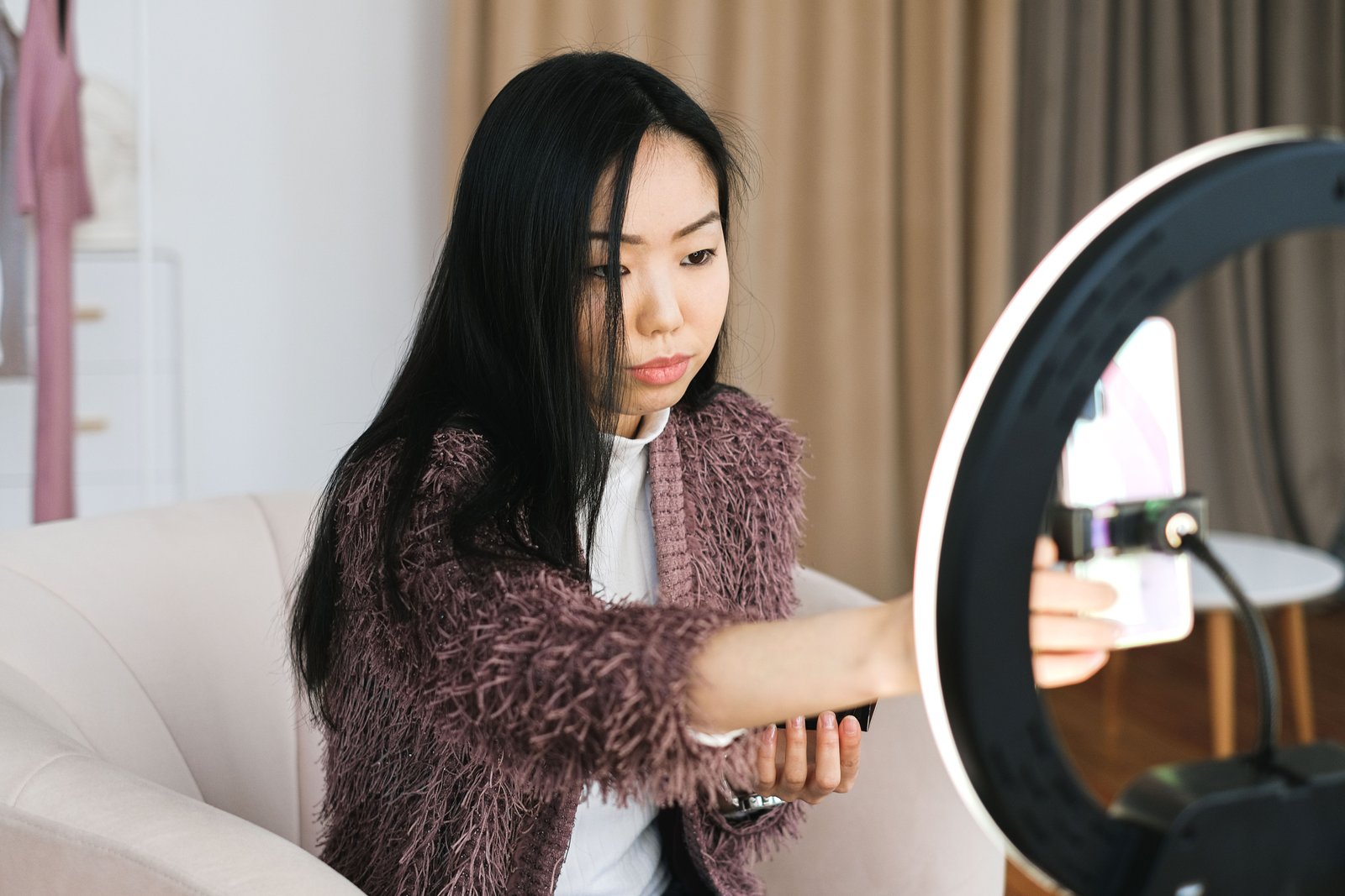Di Balik Senyum yang Tak Pernah Padam: Realitas Panjang Jam Kerja Para Host Live Shopping