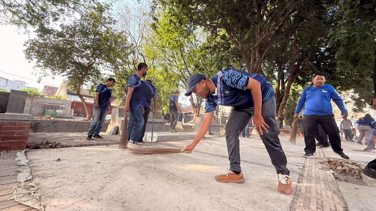 Bukan Senam Biasa, ASN Kota Cirebon 'Pindah Lapangan' Goyang Sapu di Bantaran Sungai
