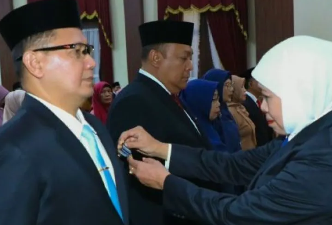 528 ASN Jatim Terima Satyalancana Karya Satya, Khofifah Ingatkan Integritas dan Pelayanan Ramah