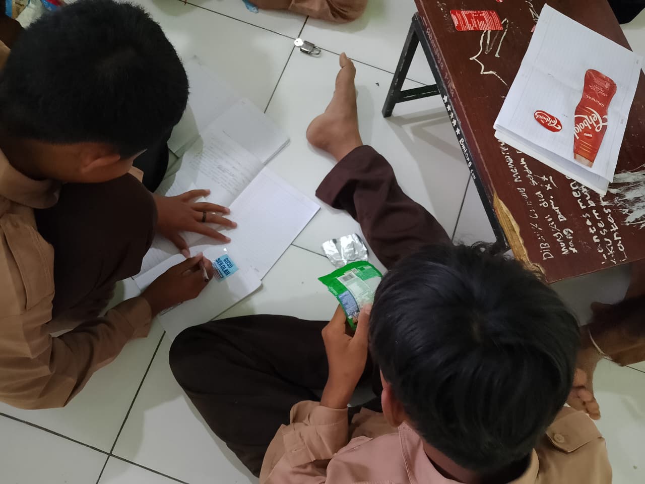 Praktik Menulis Iklan Bersama Siswa Kelas VIII SMP Pesantren Kebon Cinta