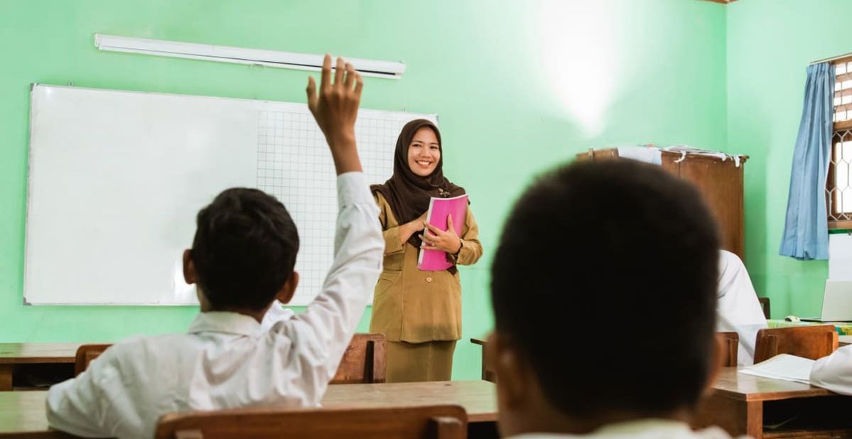 Tak Perlu Jadi Lulusan Bahasa Inggris? Guru MI Bakal Dibekali Bahan Ajar Gratis untuk Persiapan Mapel Wajib 2027