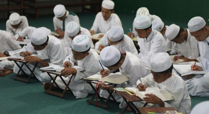 Wamenag Pimpin Hari Santri 2026 di Indramayu, Ajak Santri Kuasai Teknologi dan Perkuat Akhlak