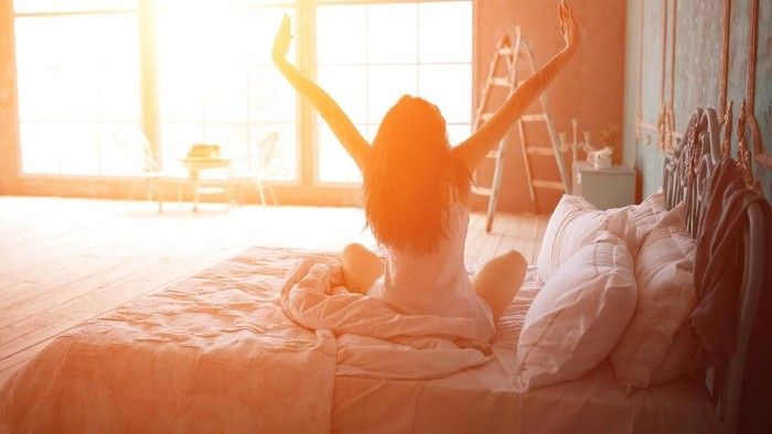 Sering Langsung Cek HP Begitu Bangun Tidur? 5 Kebiasaan Pagi Ini Bisa Bantu Pikiran Lebih Tenang