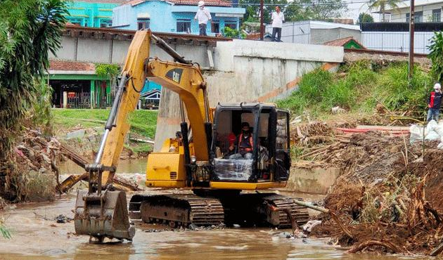 Puluhan Tahun Tak Dinormalisasi, Saluran Irigasi 1,2 Km di Panguragan Cirebon Akhirnya Ditangani untuk Kurangi Banjir