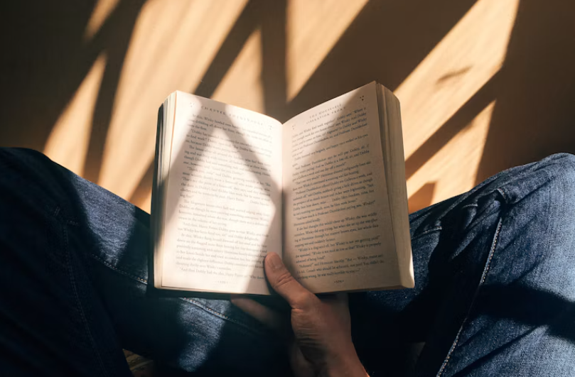 Menangis Saat Membaca Novel Sedih? Ini Manfaat Membaca Fiksi bagi Kesehatan Mental
